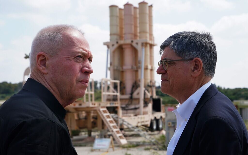 שר הביטחון יואב גלנט ושגריר ארה"ב בישראל ג'ק לו בסוללת חץ, 14 באפריל 2024 (צילום: אריאל חרמוני, משרד הביטחון)
