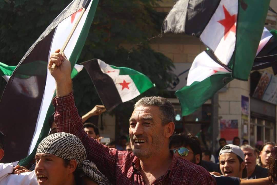 עבדול עזיז עג&#039;יני, ברקע דגל סוריה החופשית (צילום: באדיבות המצולם)