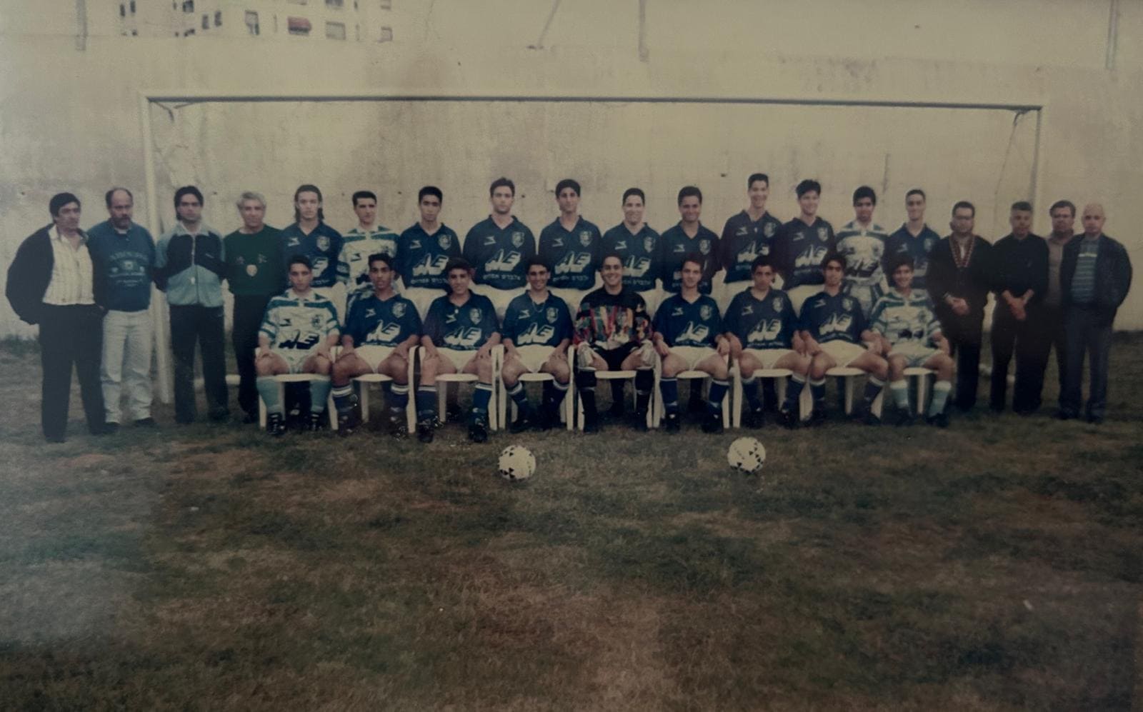 ערן הילדסהיים (עומד במרכז) במדי מכבי יפו באצטדיון גאון ב-1993 (צילום: מהאלבום המשפחתי)