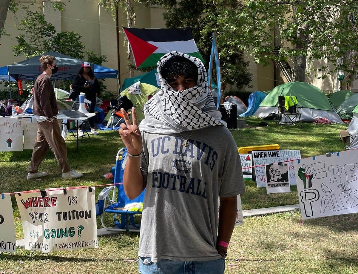 דריוש נורטון, סטודנט, ממובילי המחאה נגד ישראל באוניברסיטת צ&#039;אפמן בקליפורניה, מאי 2024 (צילום: שירה קליין)