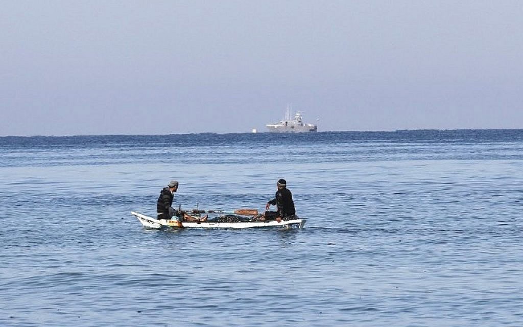 דייגים פלסטינים יושבים בסירה מול חוף העיר רפיח שבדרום רצועת עזה, כשבמרחק נראית סירה של משטרת ישראל, 26 במרץ 2014 (צילום: AFP/Said Khatib) דייגים פלסטינים יושבים בסירה מול חוף העיר רפיח שבדרום רצועת עזה, כשבמרחק נראית סירה של משטרת ישראל, 26 במרץ 2014 (צילום: AFP/Said Khatib)