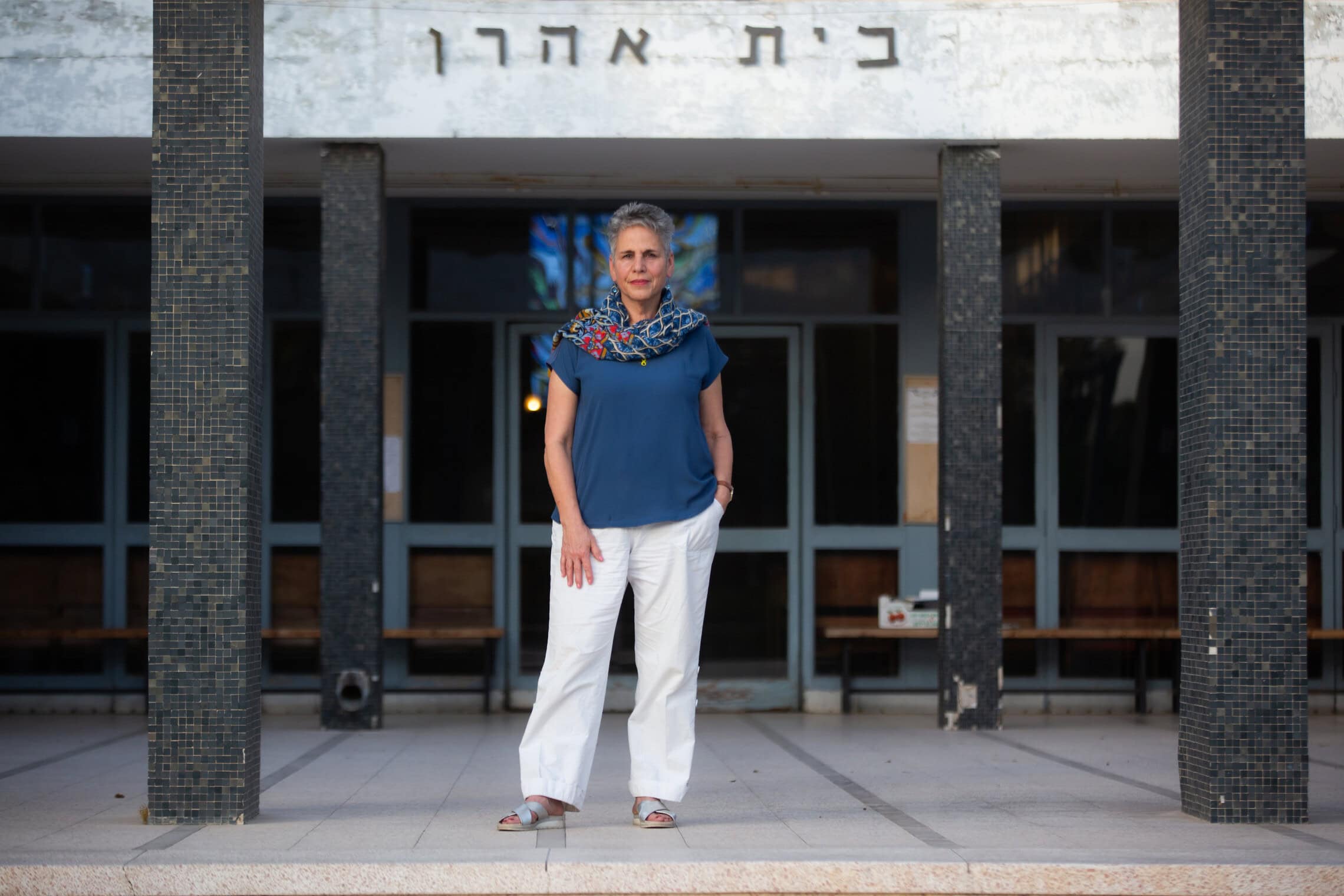 גילי זיוון בכניסה לבית הכנסת &quot;בית אהרן&quot; בקיבוץ סעד, אפריל 2024 (צילום: דפנה טלמון)