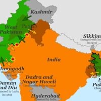 חלוקת הודו ופקיסטן, אילוסטרציה: המחוזות שחולקו מוצגים בצבעים כהים, מדינות שטענו לעצמאות ב-1948 באפור, כיווני הגירה בחיצים (צילום: ויקיפדיה)