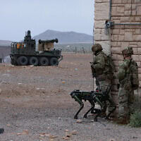 חיילים אמריקאים משתתפים בהדגמה של שילוב אדם-מכונה באמצעות הכלב הרובוטי "גוסט" ותעבורת ציוד רב-תכליתי של צבא ארה"ב (SMET), שנראתה בפורט ארווין, קליפורניה, ב-15 במרץ 2024