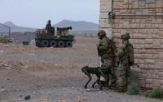 חיילים אמריקאים משתתפים בהדגמה של שילוב אדם-מכונה באמצעות הכלב הרובוטי "גוסט" ותעבורת ציוד רב-תכליתי של צבא ארה"ב (SMET), שנראתה בפורט ארווין, קליפורניה, ב-15 במרץ 2024 (צילום: Samarion Hicks/U.S. Army)