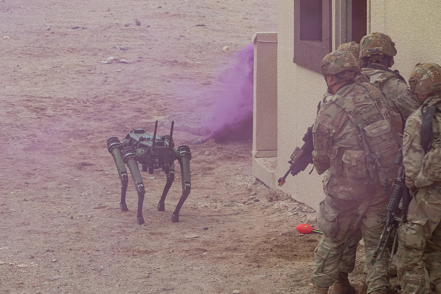 כלב רובוטי &quot;גוסט&quot; נע קדימה עם חיילים אמריקאים מאחוריו במהלך תרגיל בפורט ארווין ב-17 במרץ 2024 (צילום: Samarion Hicks/U.S. Army)