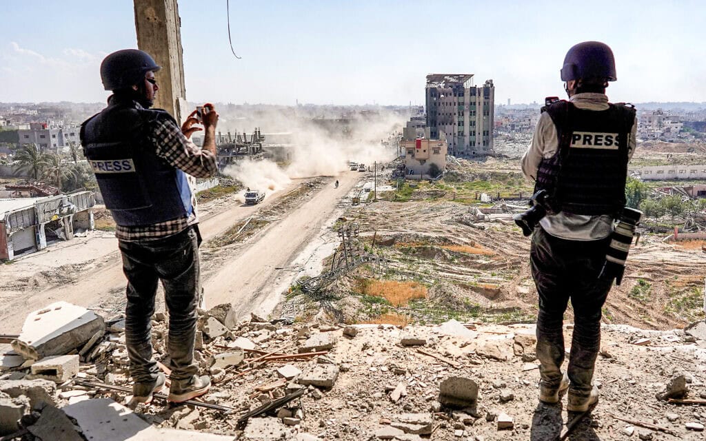 עיתונאים מצלמים את ההרס בחאן יונס, 7 באפריל 2024 (צילום: AFP)