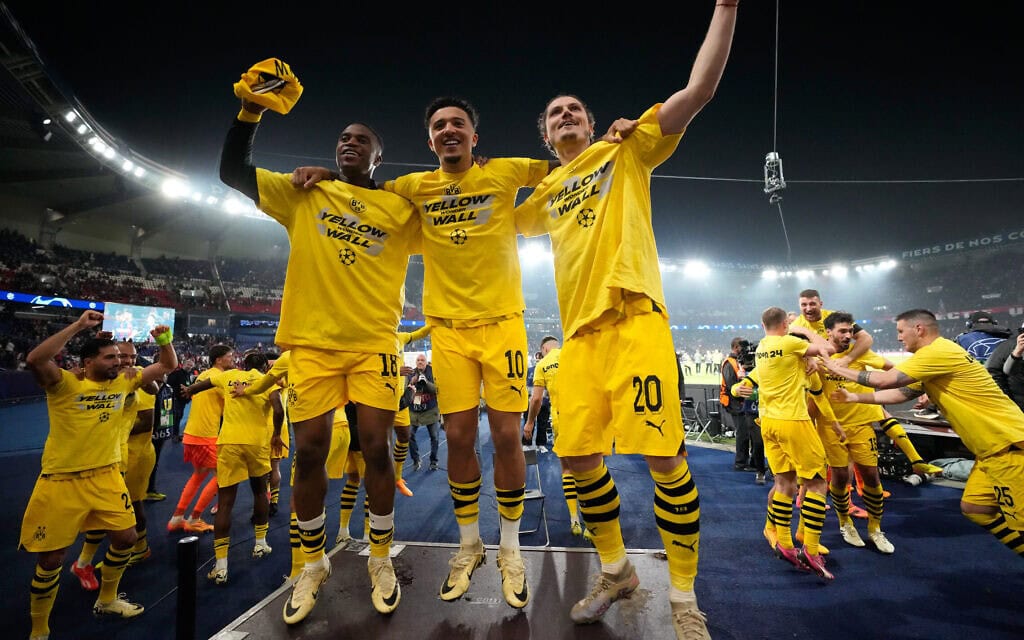 שחקני קבוצת הכדורגל בורוסיה דורטמונד חוגגים את עלייתם לחצי גמר ליגת האלופות, אחרי ניצחון על פריז סן ג&#039;רמן, 7 במאי 2024 (צילום: AP Photo/Frank Augstein)