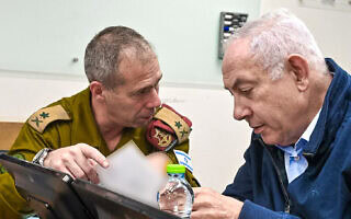ראש הממשלה בנימין נתניהו במהלך ביצוע הפעימה השנייה של עסקת החטופים עם חמאס לצד אלוף (מיל.) ניצן אלון. 25 בנובמבר 2023 (צילום: קובי גדעון/לע״מ) ראש הממשלה בנימין נתניהו במהלך ביצוע הפעימה השנייה של עסקת החטופים עם חמאס לצד אלוף (מיל.) ניצן אלון. 25 בנובמבר 2023 (צילום: קובי גדעון/לע״מ)