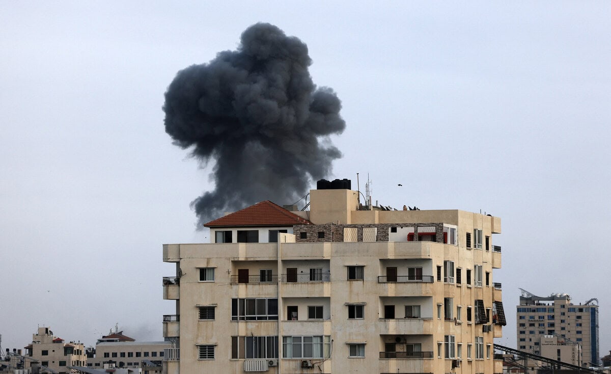 אילוסטרציה: עשן עולה מבניינים בעיר עזה במהלך תקיפה אווירית של ישראל, 8 באוקטובר 2023 (צילום: Mahmud Hams / AFP)