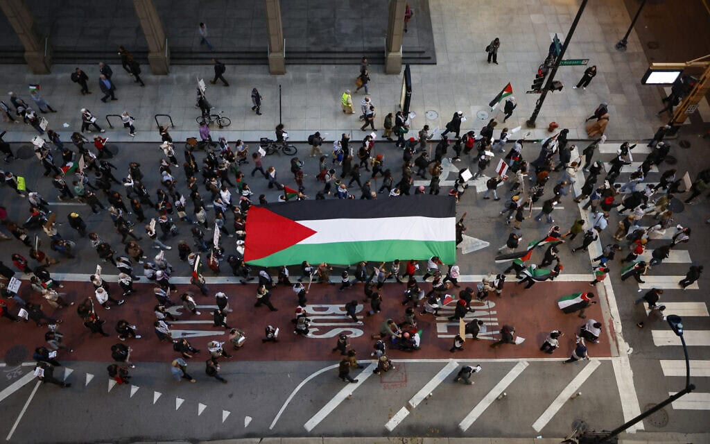 מפגינים פרו־פלסטינים בשיקגו, אילינוי, 18 באוקטובר 2023 (צילום: Kamil Krzaczynski / AFP)