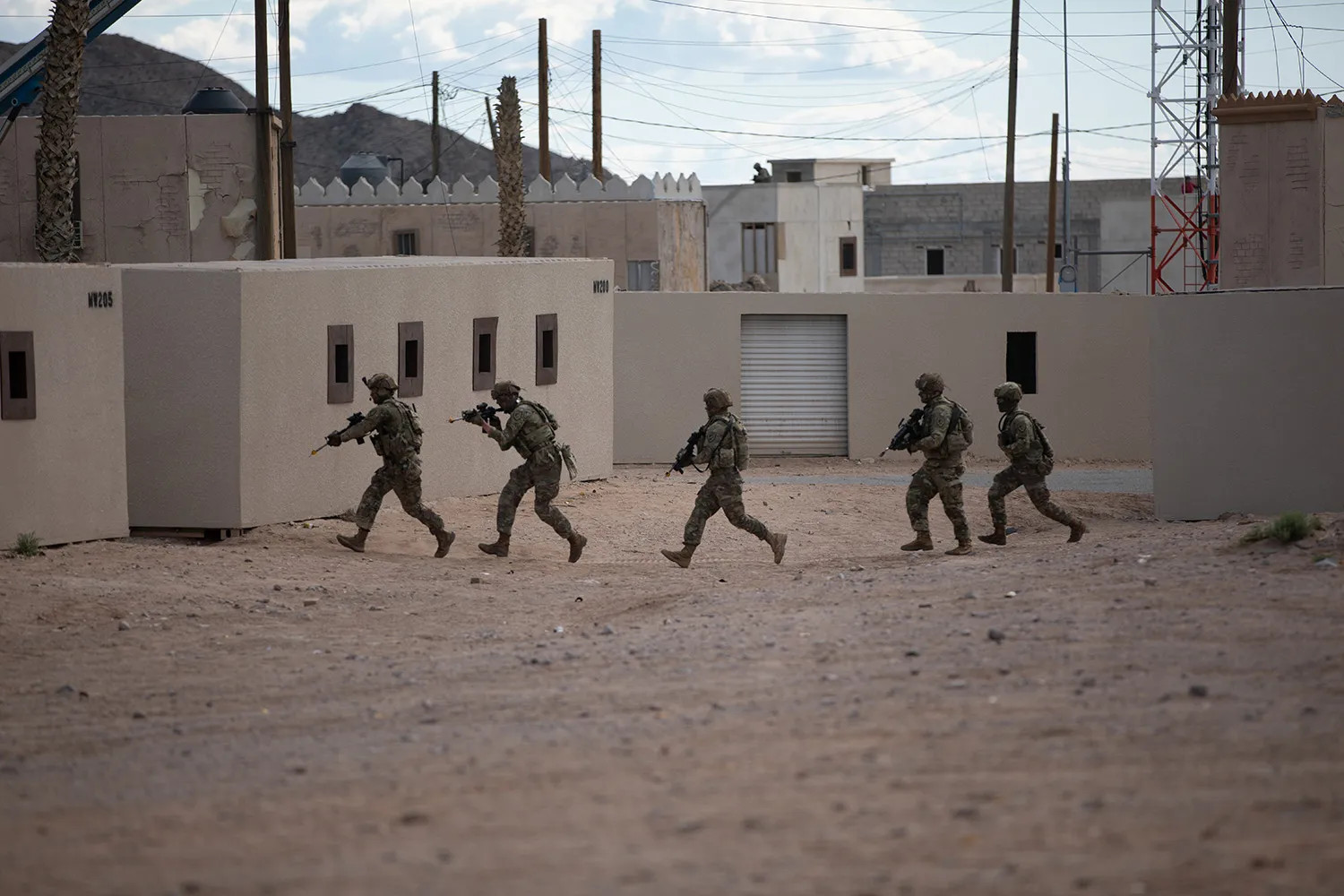 חיילים עורכים תרגיל תקיפה עירוני במגרשי האימונים בפורט ארווין ב-18 במרץ 2024 (צילום: Marquis McCants/U.S. Army)