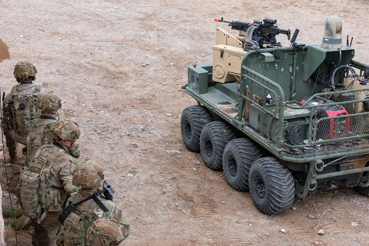 רכב תובלה בלתי מאויש עם מערכת נשק מרוחקת מספק תמיכה לחיילים בסביבה עירונית כחלק מתרגיל אימון בפורט ארווין ב-12 במרץ 2024 (צילום: Samarion Hicks/U.S. Army)