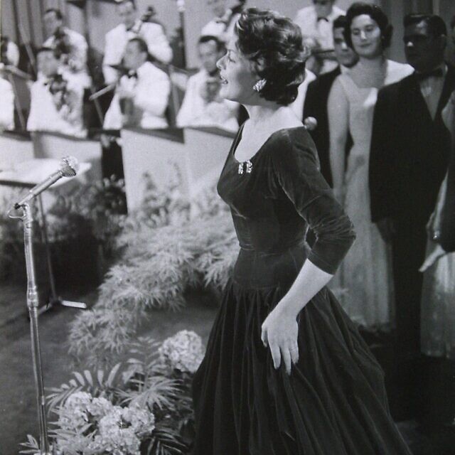 הזמרת השוויצרית ליס אסיה בתחרותה אירוויזיון הראשונה שהתקיימה בלוגאנו, שוויץ, ב-1956 (צילום: JACQUES MUNCH / AFP)