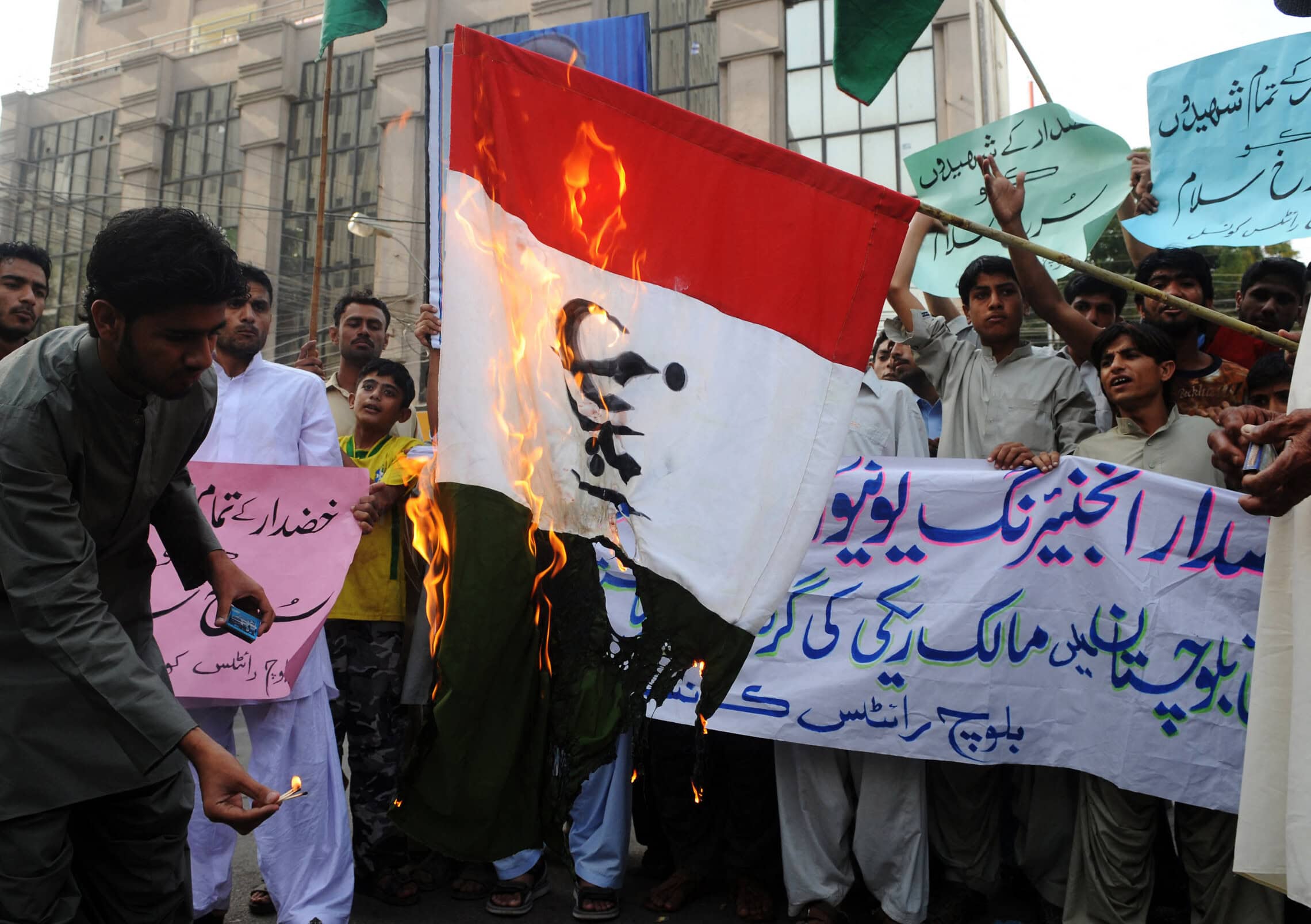 אקטיביסטים באלוצ&#039;ים שורפים דגל איראני בפקיסטן. 7 במרץ 2010. (צילום: Photo by ASIF HASSAN / AFP)