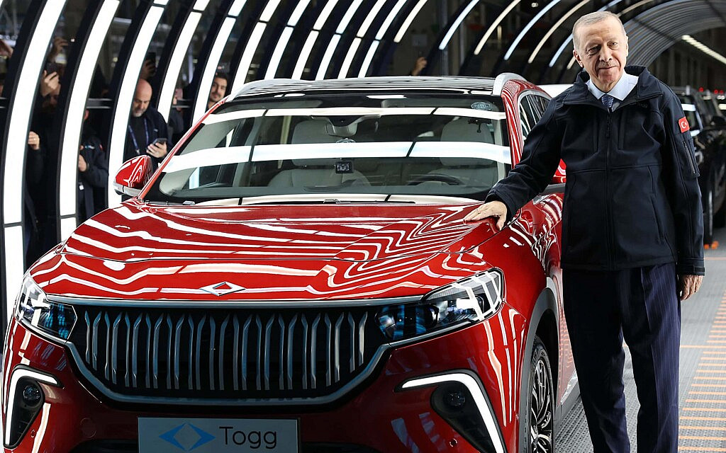 נשיא טורקיה רג&#039;יפ טאיפ ארדואן במפעל לייצור מכונית חשמלית בטורקיה. 29 באוקטובר 2022 (צילום: TURKISH PRESIDENCY PRESS OFFICE / AFP)