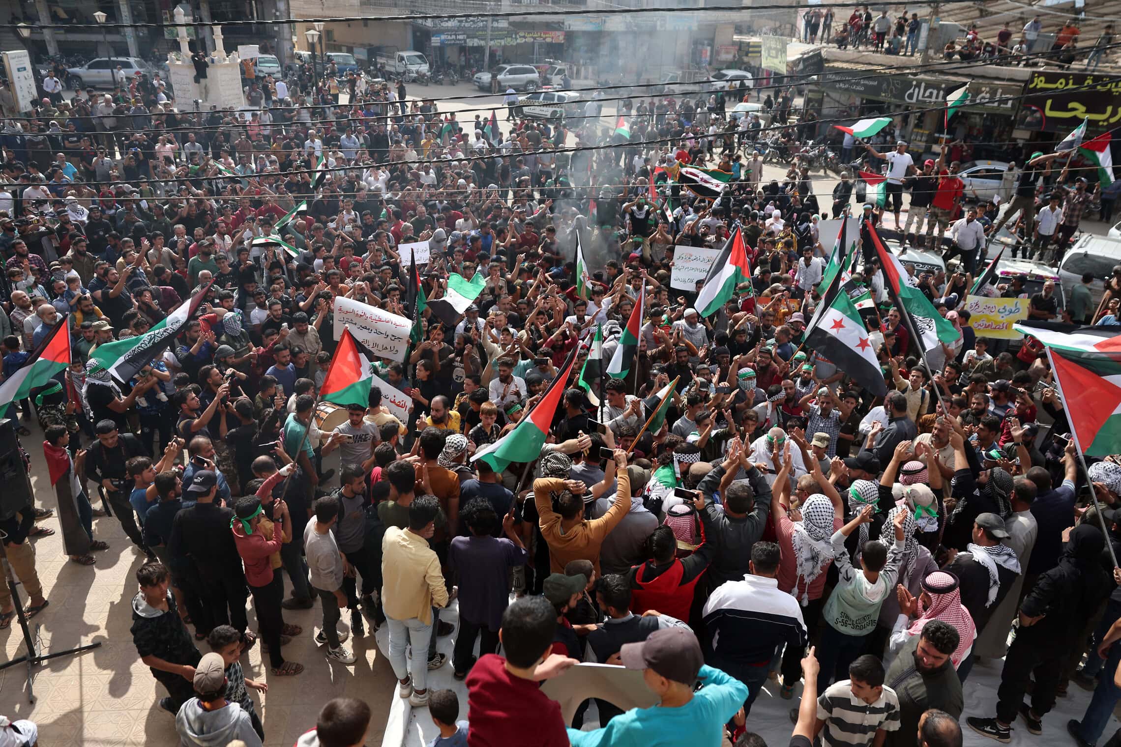הפגנת תמיכה בפלסטינים עם שלטים של האופוזיציה הסורית באידליב. 18 באוקטובר 2023 (צילום: Photo by OMAR HAJ KADOUR / AFP)