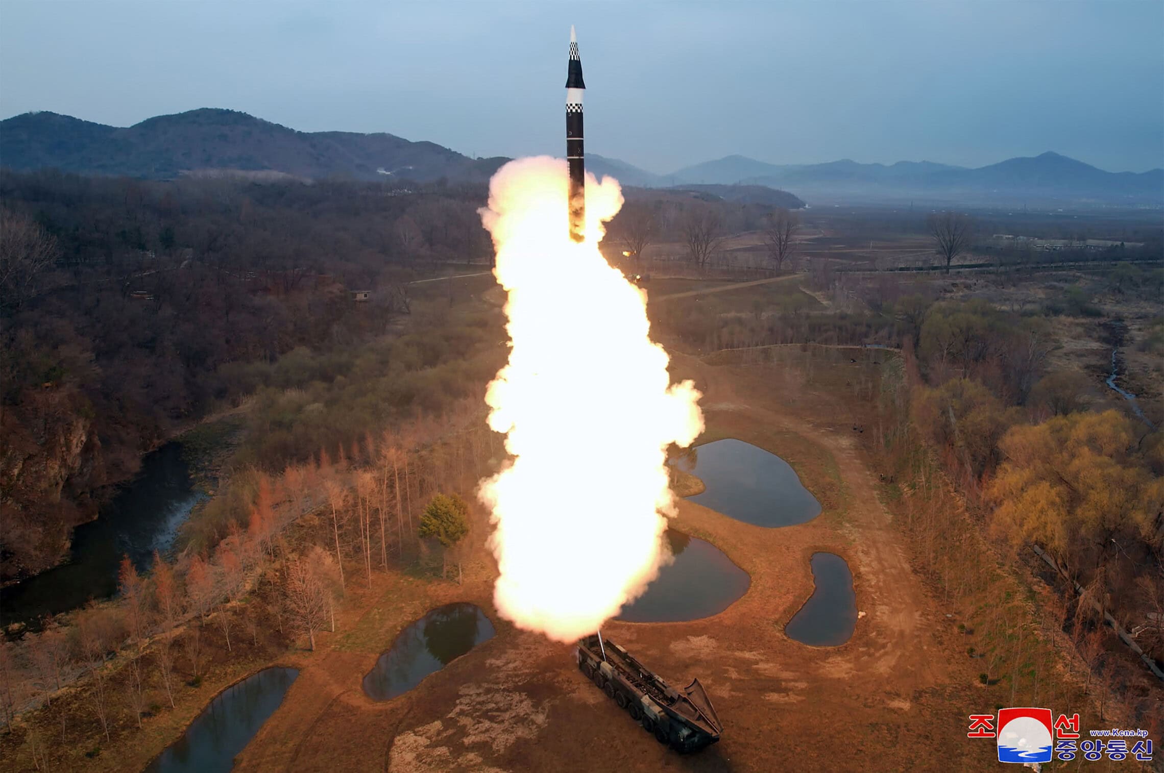 איום גרעיני גלובלי. שיגור טיל בליסטי בצפון קוריאה, אפריל 2024 (צילום: KCNA VIA KNS / AFP)