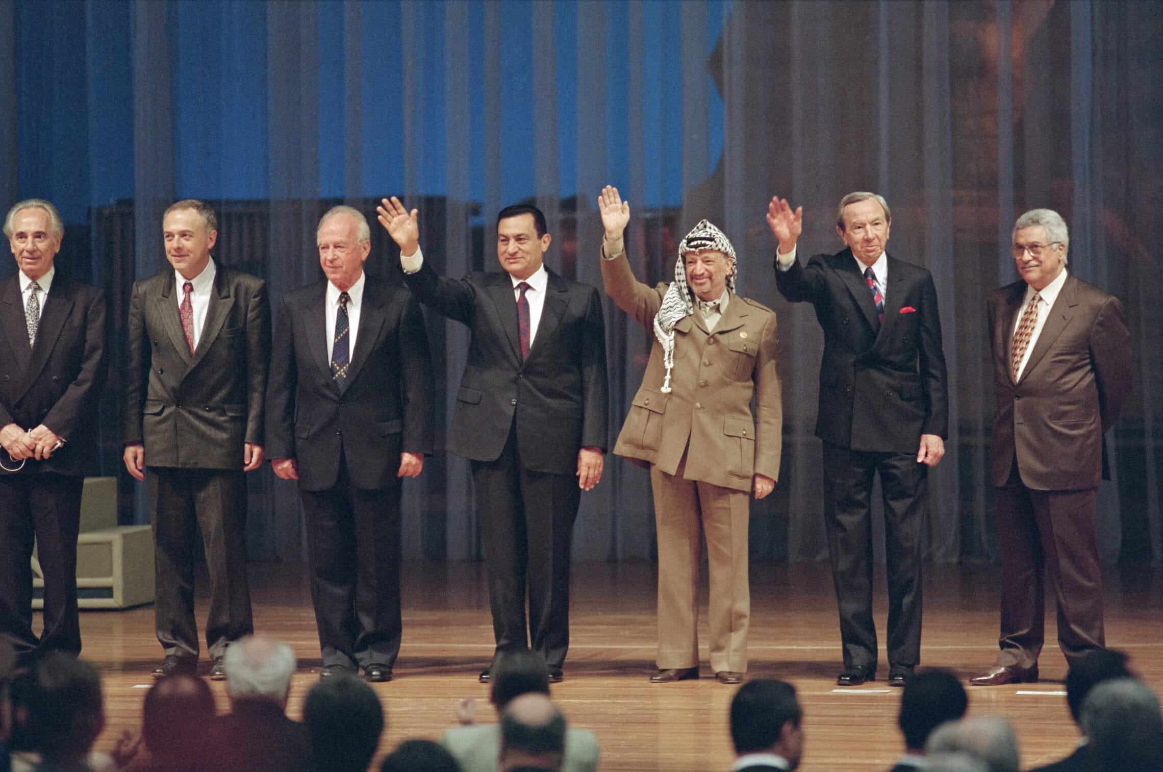 מעמד חתימת הסכם עזה-יריחו, 1994 (צילום: Manoocher DEGHATI / AFP)