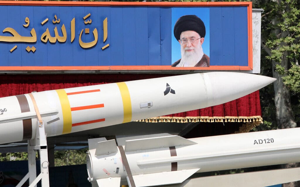 טיל איראני חולף על פני דיוקנו של המנהיג העליון עלי חמינאי במצעד צבאי בטהרן, 17 באפריל 2024 (צילום: ATTA KENARE / AFP)