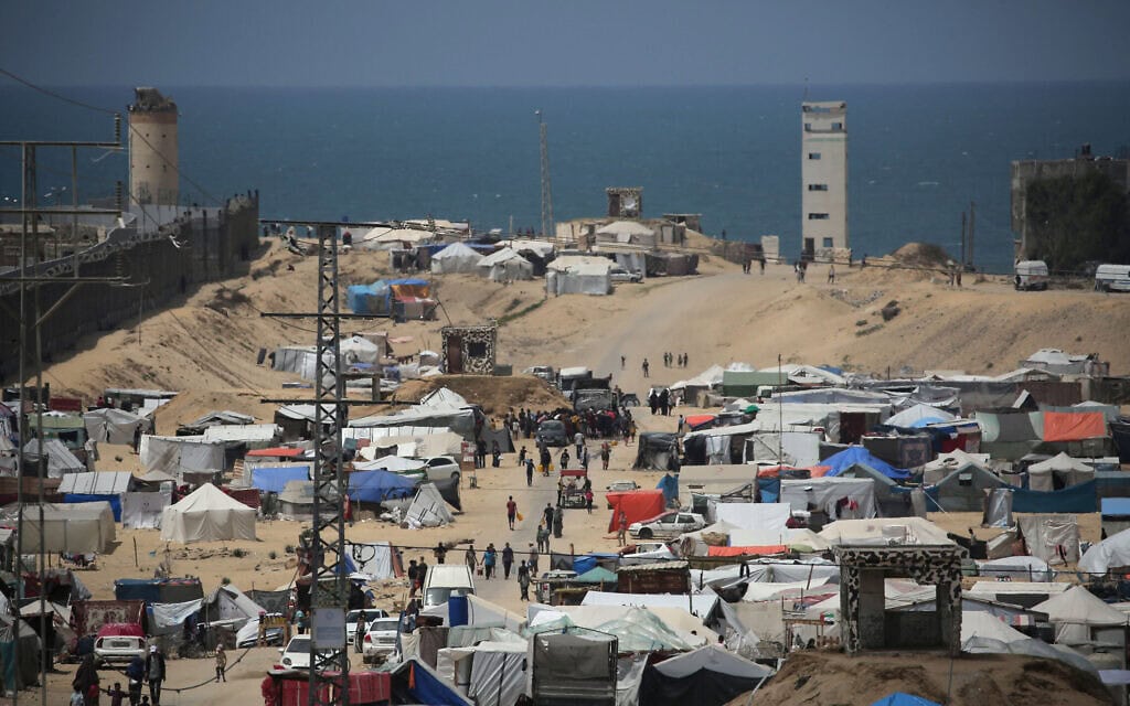 מחנה של עקורים פלסטיניים ברפיח, בקרבת הגבול עם מצרים, 28 באפריל 2024 (צילום: AFP)
