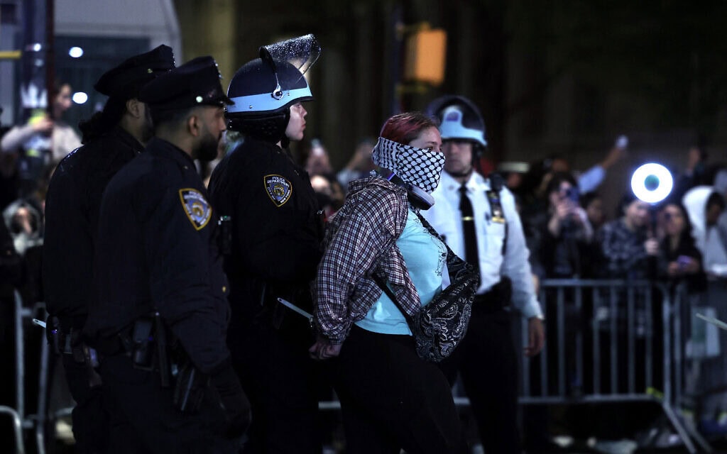 שוטרים עוצרים סטודנטים שהתבצרו בבניין באוניברסיטת קולומביה בעיר ניו יורק. 30 באפריל 2024 (צילום: CHARLY TRIBALLEAU / AFP)