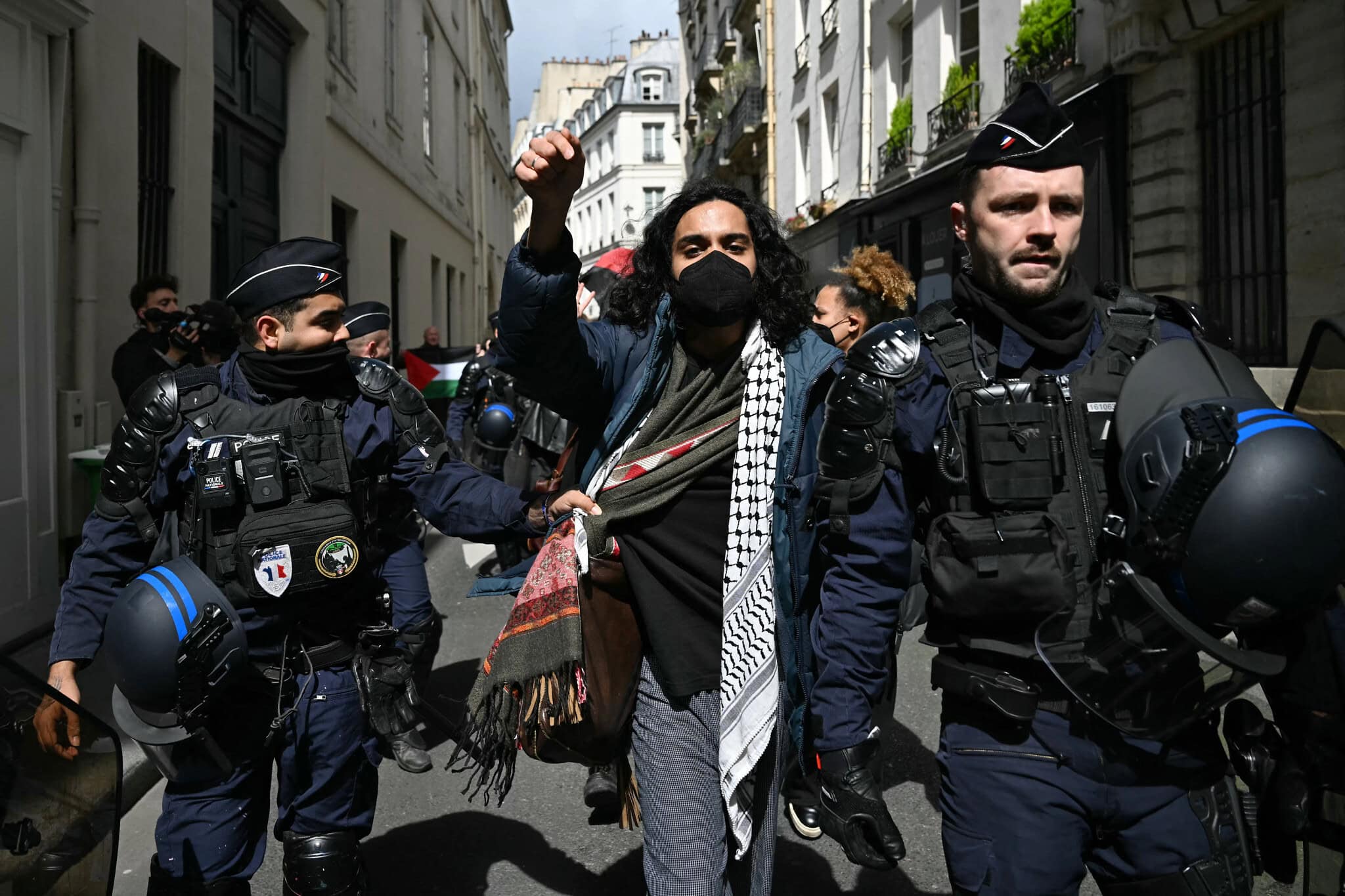 מפגין פרו־פלסטיני מלווה החוצה על ידי ז&#039;נדרמים צרפתים במהלך פינוי הפגנה במבואת המכון למדע המדינה (&quot;סיאנס פו&quot;) בפריז, 3 במאי 2024 (צילום: Miguel Medina/AFP)