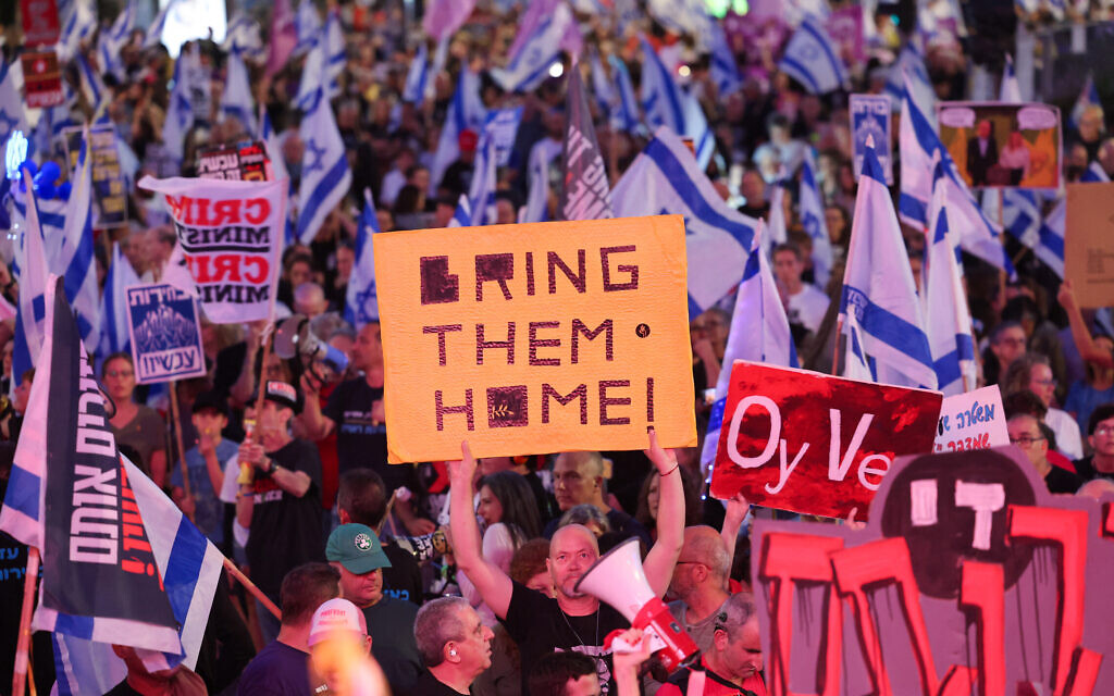 מפגינים בתל אביב קוראים לשחרר את החטופים ומוחים נגד הממשלה, 4 במאי 2024 (צילום: JACK GUEZ / AFP)