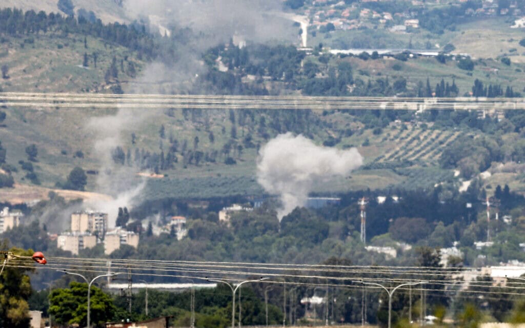 עשן מיתמר לאחר שיגור רקטות מלבנון לעבר קריית שמונה, 5 במאי 2024 (צילום: Jalaa MAREY / AFP)