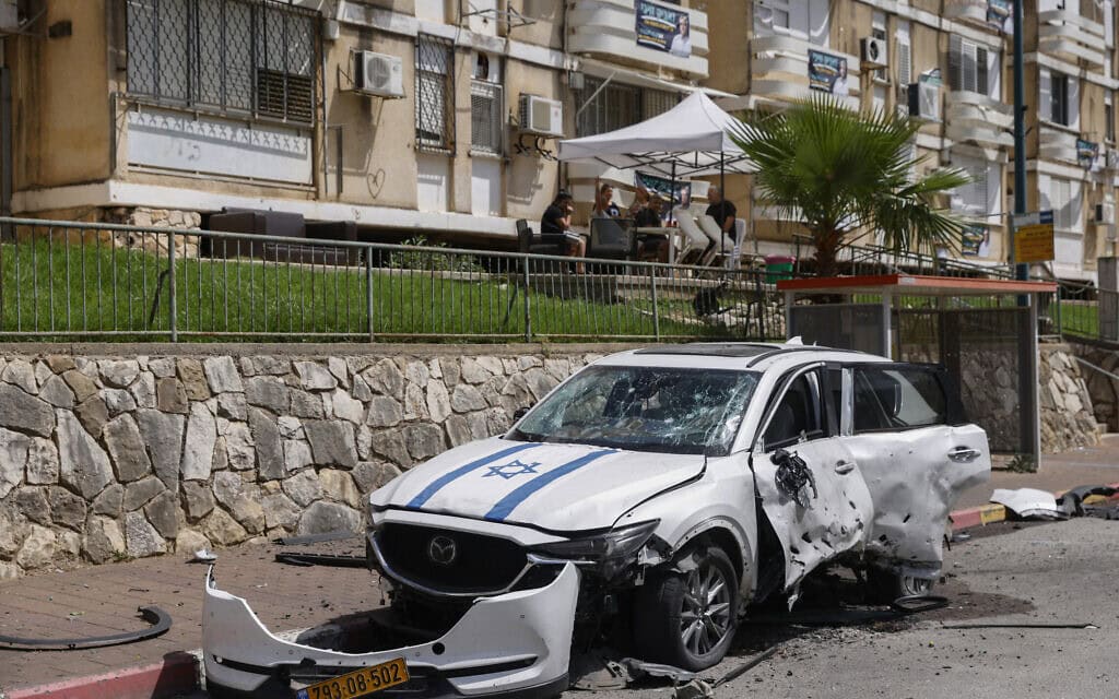 מכונית שנפגעה מרקטה ששוגרה מלבנון בקריית שמונה, 5 במאי 2024 (צילום: Jalaa MAREY / AFP)