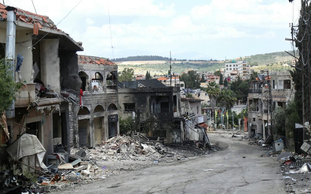 בתים שנפגעו מתקיפת חיל האוויר בכפר מיס אל-ג&#039;בל בדרום לבנון, 5 במאי 2024 (צילום: Hasan FNEICH / AFP)