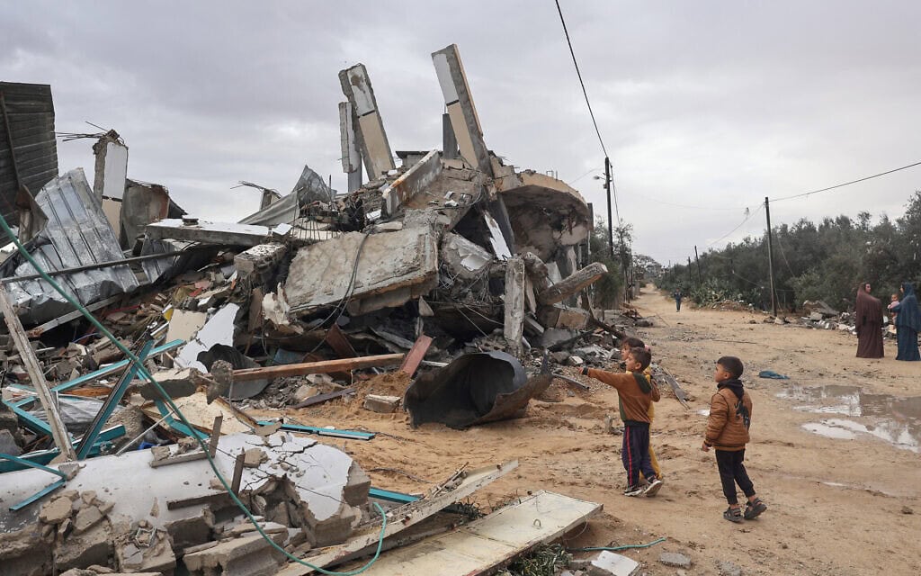 פלסיטנים באתר ברפיח שהותקף על ידי ישראל, 6 במאי 2024 (צילום: AFP)