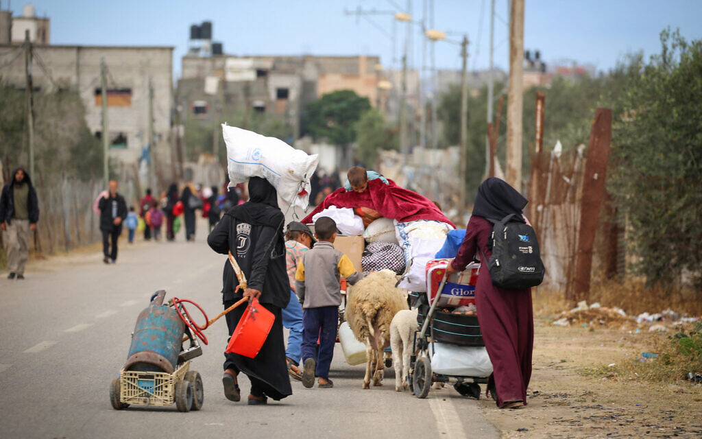 עקורים פלסטיניים ברפיח מתפנים ממקום מושבם בעקבות הוראה של צה"ל, 6 במאי 2024 (צילום: AFP)