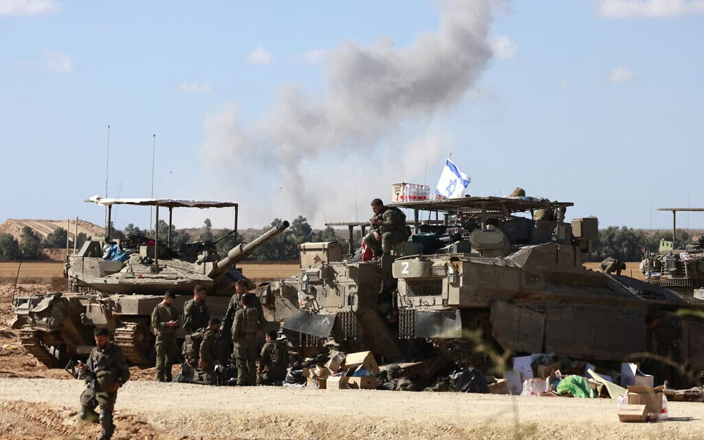 טנקים ישראליים בדרום הארץ, בקרבת הגבול עם רצועת עזה, 6 במאי 2024 (צילום: Menahem KAHANA / AFP)