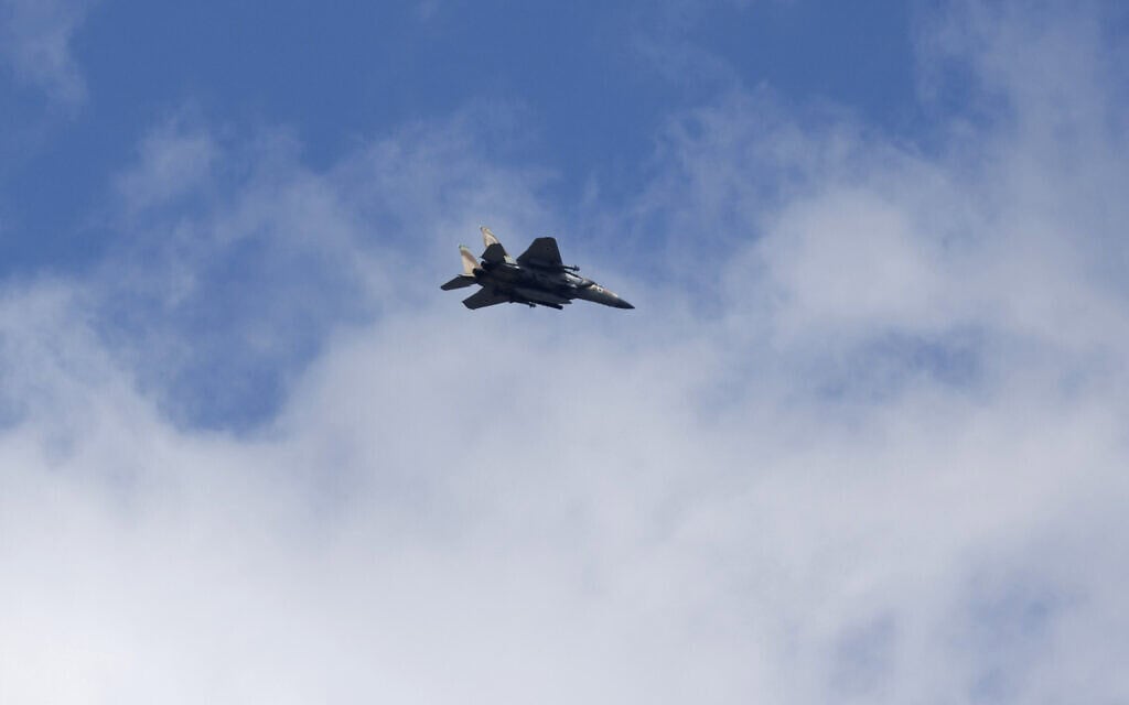 מטוס קרב ישראלי טס בקרבת הגבול עם לבנון, 6 במאי 2024 (צילום: Jalaa MAREY / AFP)
