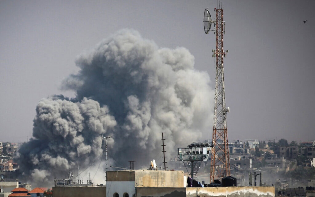 עשן מיתמר מהתקיפות הישראליות על מזרח רפיח בדרום רצועת עזה ב-7 במאי 2024 (צילום: AFP)