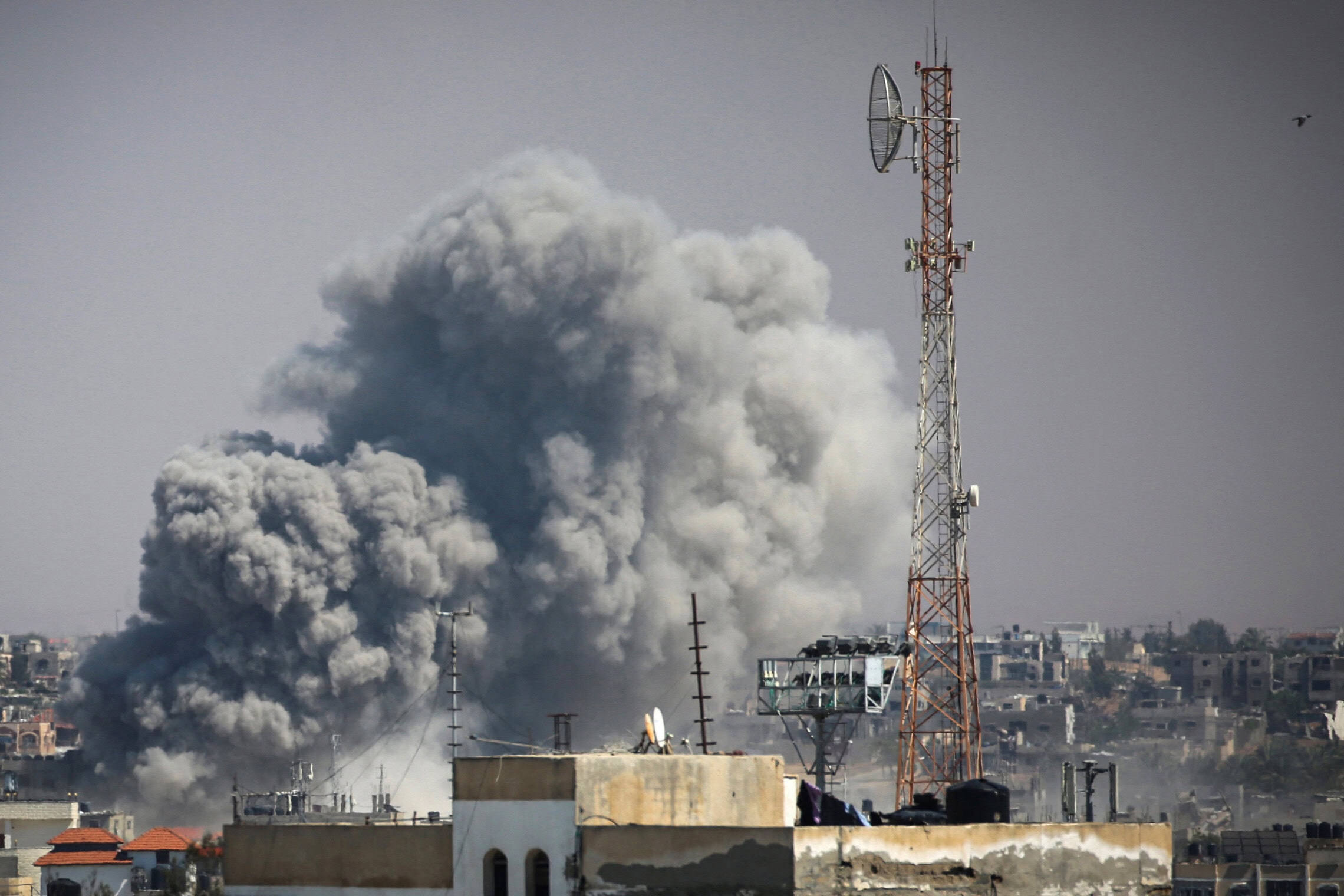 עשן מיתמר מהתקיפות הישראליות על מזרח רפיח בדרום רצועת עזה ב-7 במאי 2024 (צילום: AFP)