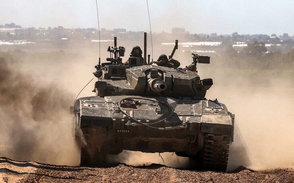 טנק צה"ל סמוך לגבול רצועת עזה, 7 במאי 2024 (צילום: Menahem KAHANA / AFP)