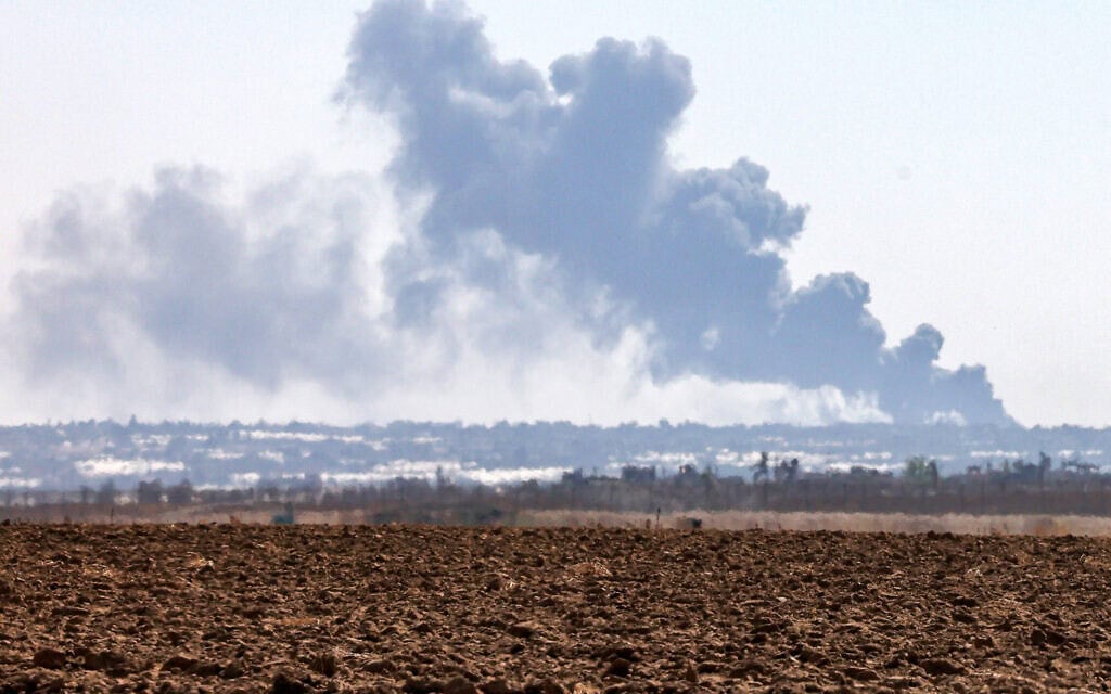 עשן מיתמר בעקבות הפצצה ישראלית על רצועת עזה ב-7 במאי 2024 (צילום: Menahem KAHANA / AFP)