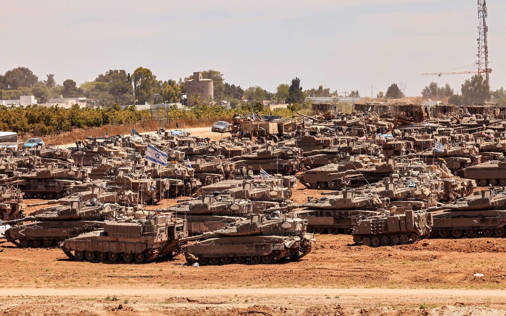 טנקים וכלי רכב של צה"ל בדרום הארץ, בקרבת הגבול עם רצועת עזה, 8 במאי 2024 (צילום: Jack Guez / AFP)