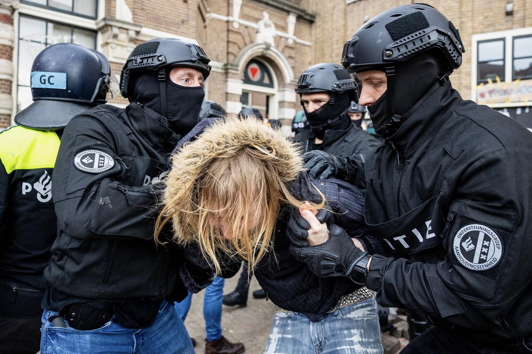 שוטרים הולנדים עוצרים מפגין באוניברסיטת אמסטרדם התומך בסטודנטים פרו־פלסטינים שהשתלטו על שטח בקמפוס האוניברסיטה, אמסטרדם, 8 במאי 2024 (צילום: Ramon van Flymen / AFP)