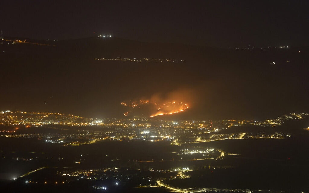 שריפה שפרצה באזור קריית שמונה לאחר מטח רקטות. 10 במאי 2024 (צילום: Jalaa MAREY / AFP)