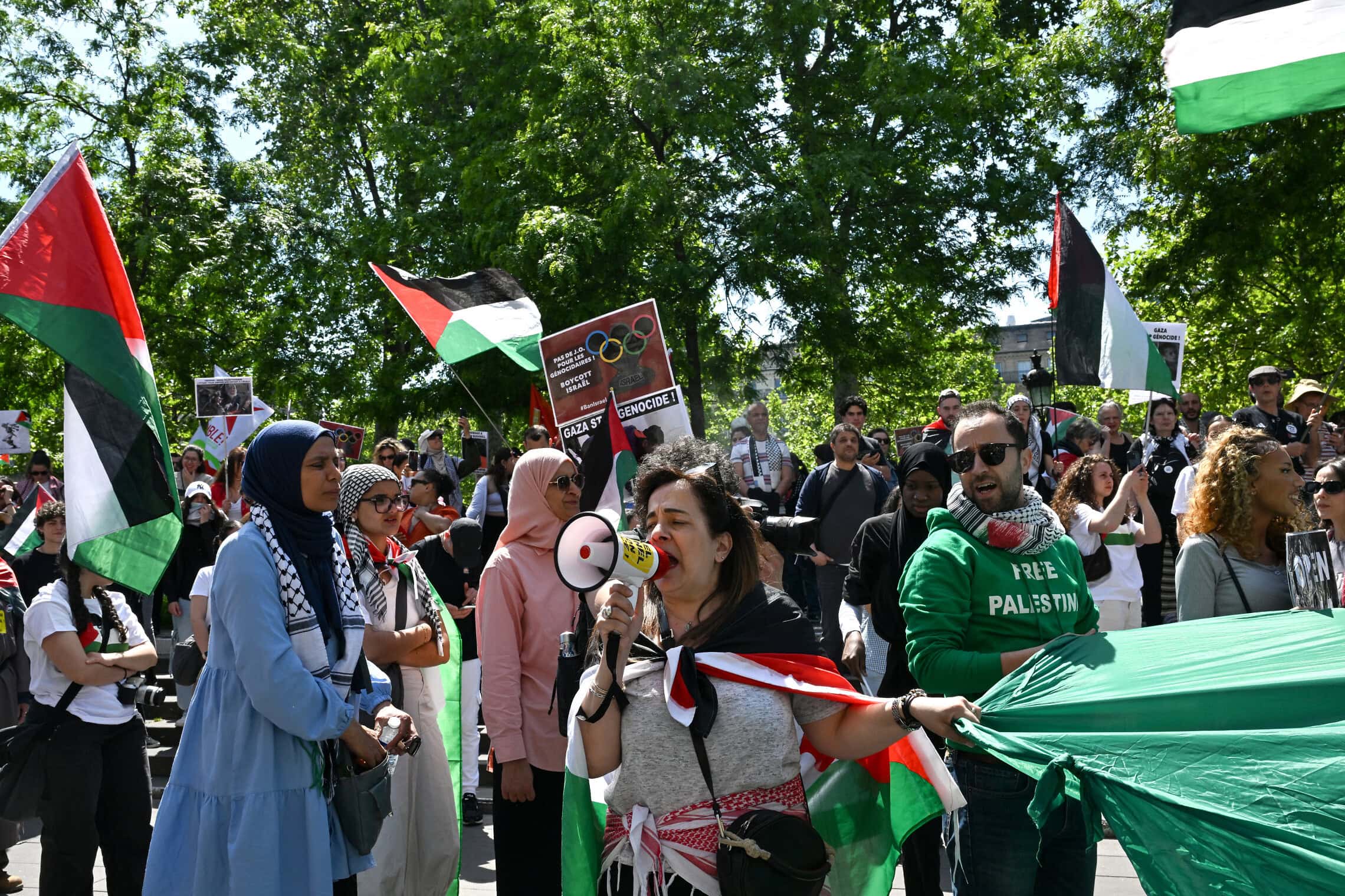 מפגינים פרו-פלסטינים בפריז, צרפת, 11 במאי 2024 (צילום: Anna KURTH / AFP)