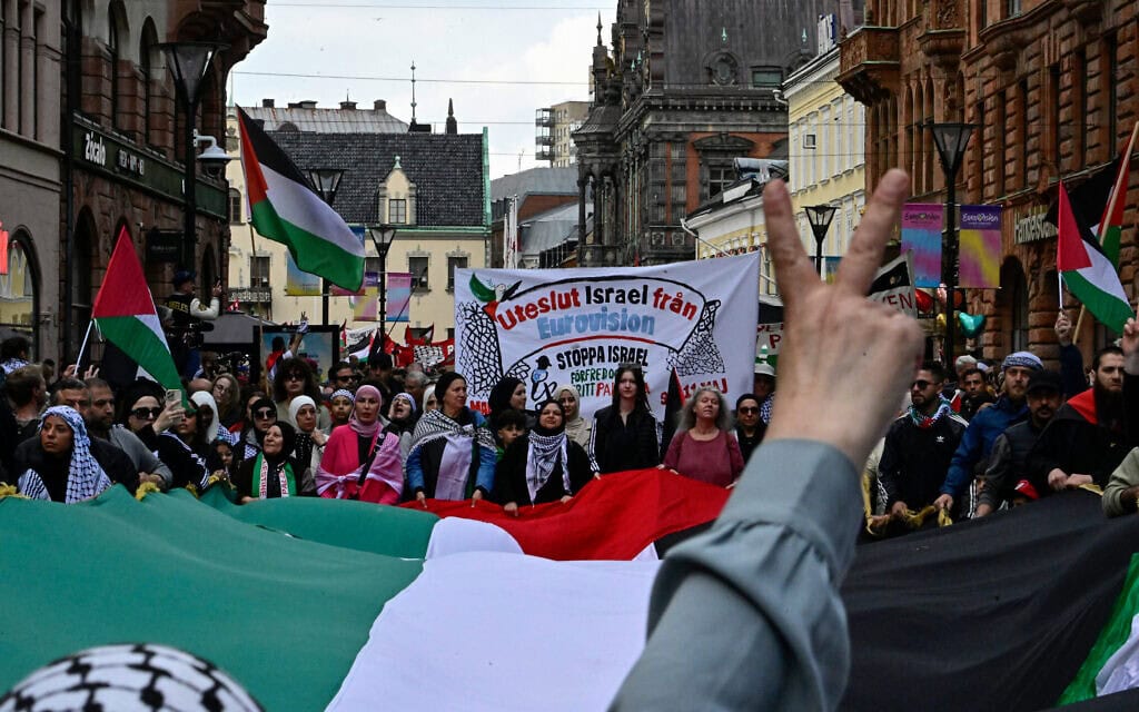 מפגינים פרו-פלסטינים במחאה נגד השתתפות ישראל באירוויזיון, מאלמו, שוודיה, 11 במאי 2024 (צילום: Tobias SCHWARZ / AFP)