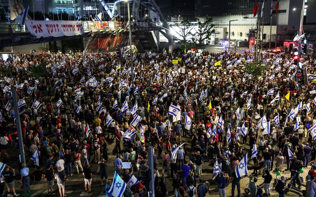מפגינים בתל אביב למען עסקת חטופים ונגד הממשלה, 11 במאי 2024 (צילום: JACK GUEZ / AFP)