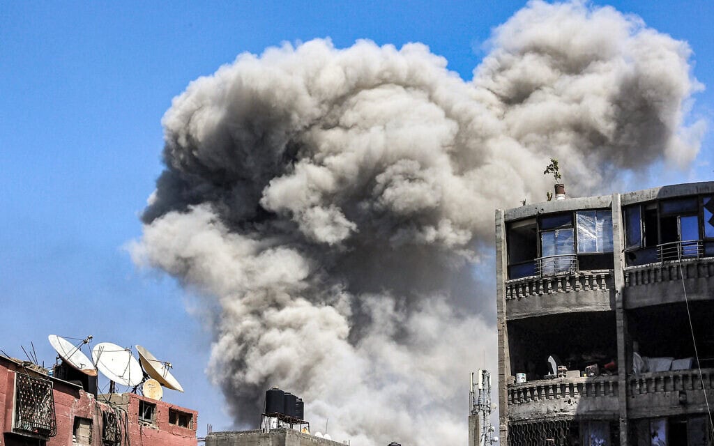 עשן מיתמר בעקבות תקיפה ישראלית בג'באליה שבצפון רצועת עזה, 14 במאי 2024 (צילום: AFP)