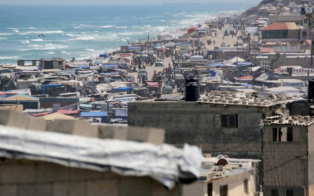 אוהלים ובקתות של עקורים פלסטיניים בדיר אל-בלח, לחופי הים התיכון, 15 במאי 2024 (צילום: AFP)