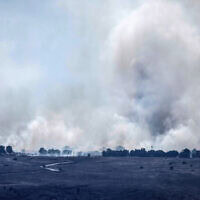 עשן ברמת הגולן לאחר מטח רקטות ששיגר חזבאללה מדרום לבנון. 16 במאי 2024 (צילום: Jalaa MAREY / AFP)