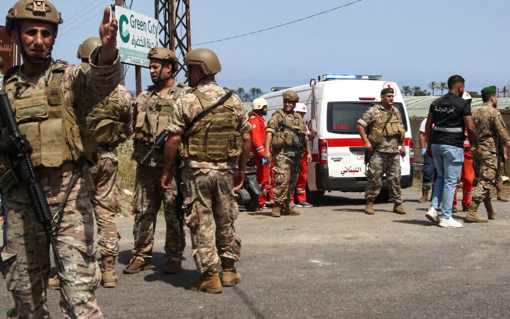 חיילים ואנשי הסהר האדום ביישוב זהרני בקרבת אתר שהותקף, לפי הדיווחים, על ידי ישראל, 17 במאי 2024 (צילום: MAHMOUD ZAYYAT / AFP)