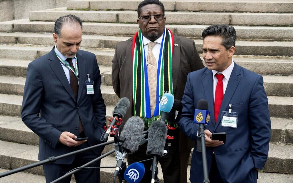 נציגי דרום אפריקה עורכים מסיבת עיתונאים על מדרגות בית המשפט הבינלאומי לצדק בהאג, בסיום יום הדיונים השני. 17 במאי 2024 (צילום: Nick Gammon / AFP)